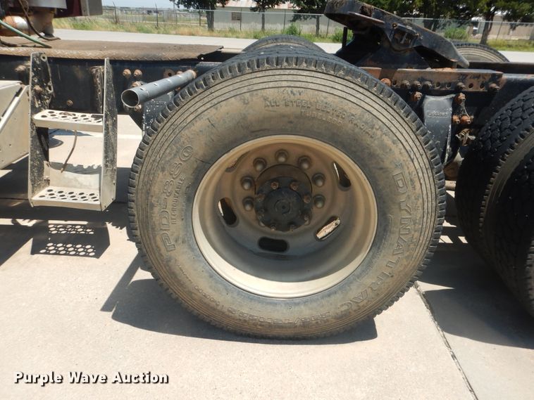 image for item DM5257 2004 Freightliner Columbia 120  semi truck