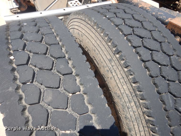 image for item DM5257 2004 Freightliner Columbia 120  semi truck