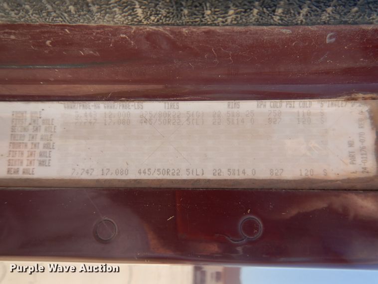 image for item DM5257 2004 Freightliner Columbia 120  semi truck