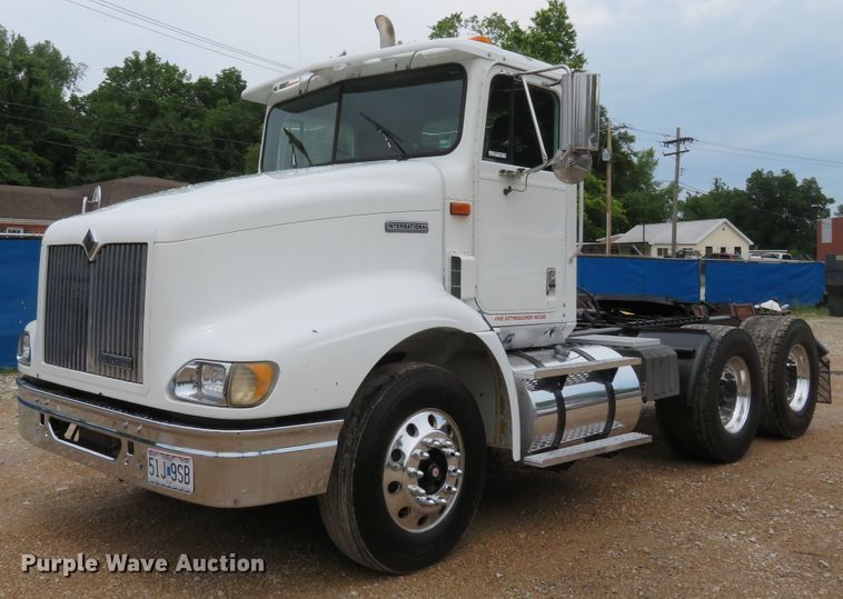 image for item FP9325 1999 International 9200  semi truck