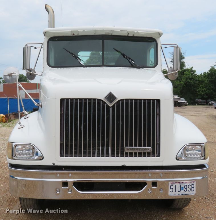 image for item FP9325 1999 International 9200  semi truck