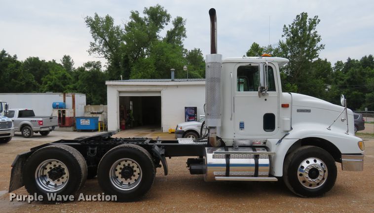 image for item FP9325 1999 International 9200  semi truck