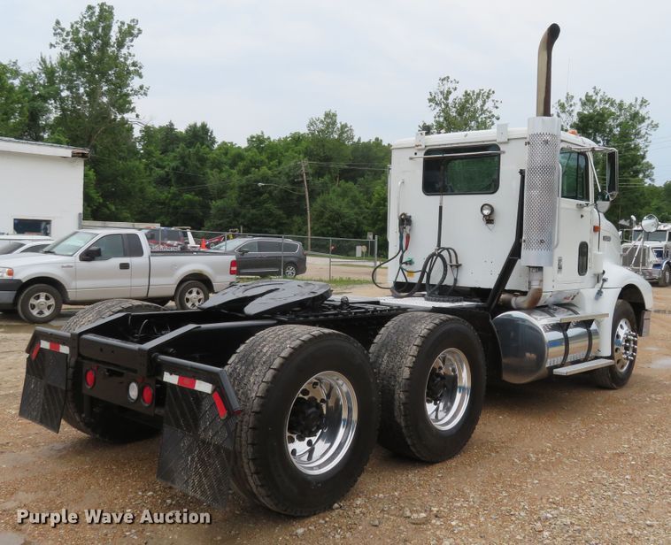 image for item FP9325 1999 International 9200  semi truck