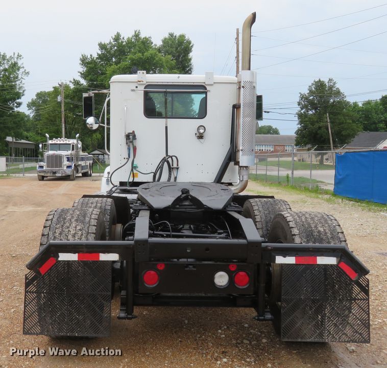 image for item FP9325 1999 International 9200  semi truck