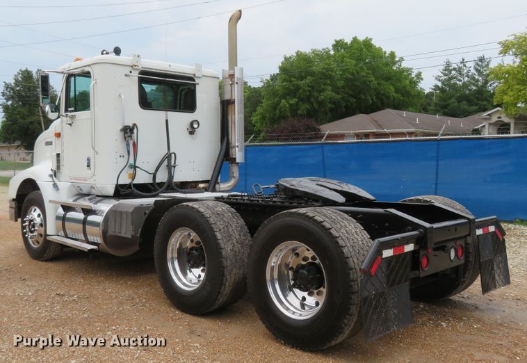 image for item FP9325 1999 International 9200  semi truck