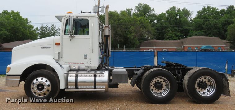 image for item FP9325 1999 International 9200  semi truck