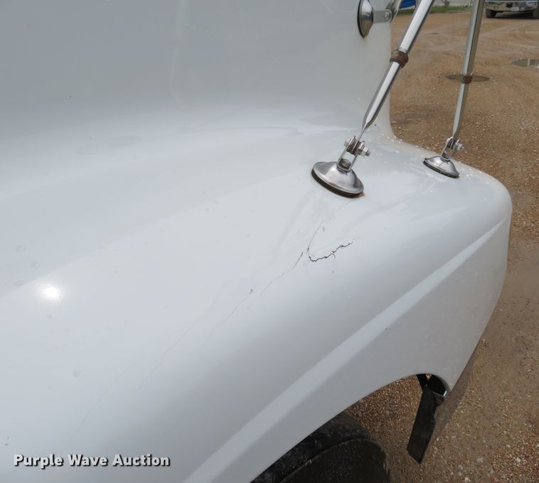 image for item FP9325 1999 International 9200  semi truck