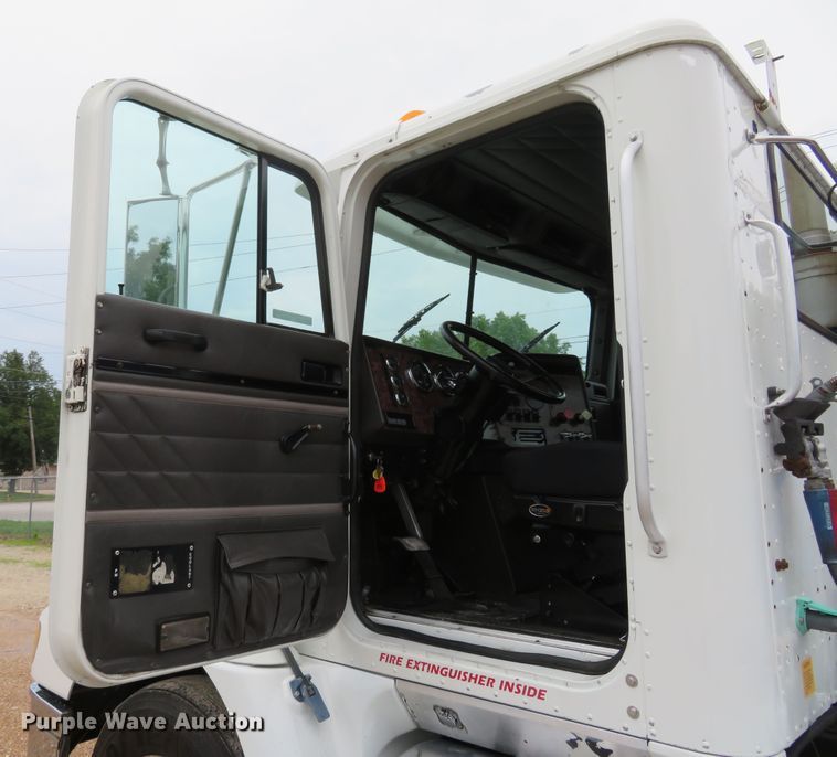 image for item FP9325 1999 International 9200  semi truck