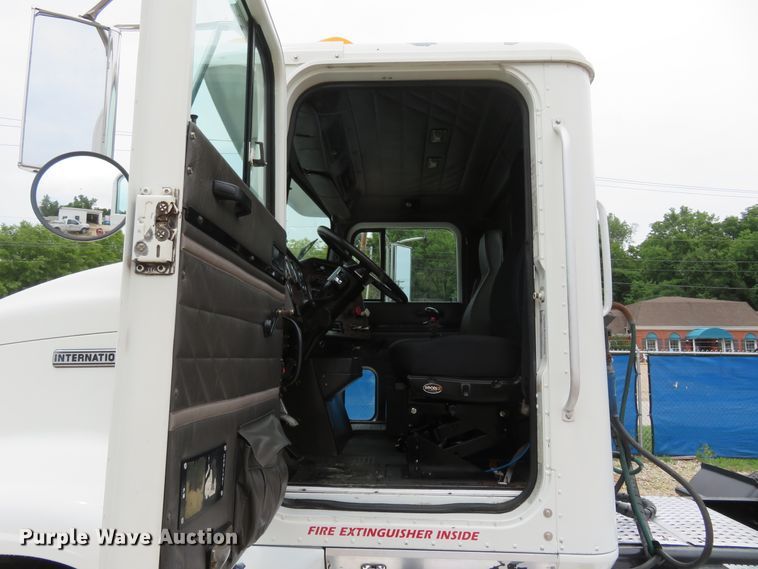 image for item FP9325 1999 International 9200  semi truck