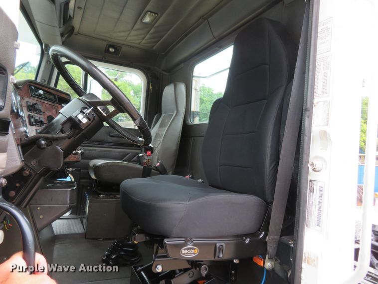 image for item FP9325 1999 International 9200  semi truck