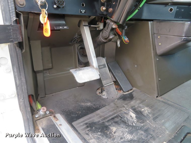 image for item FP9325 1999 International 9200  semi truck