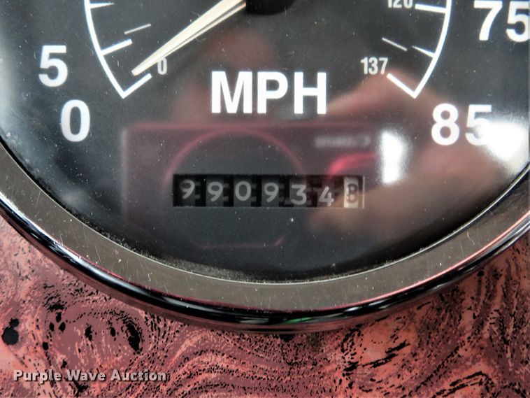 image for item FP9325 1999 International 9200  semi truck