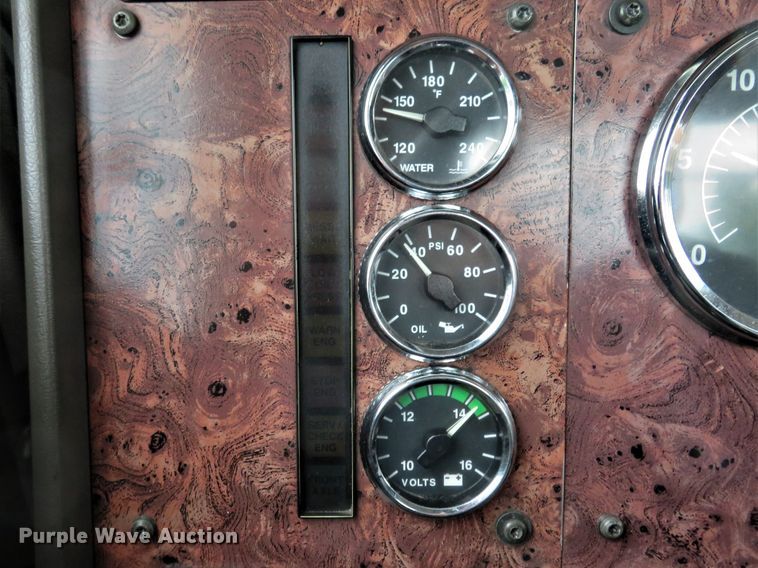 image for item FP9325 1999 International 9200  semi truck