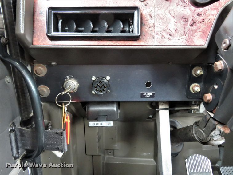 image for item FP9325 1999 International 9200  semi truck