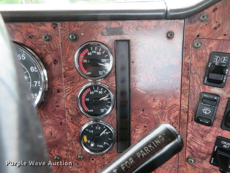 image for item FP9325 1999 International 9200  semi truck