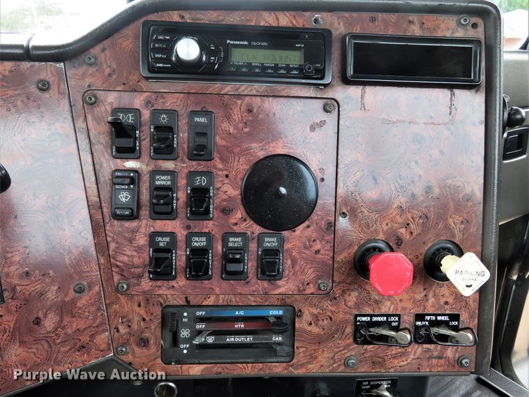 image for item FP9325 1999 International 9200  semi truck