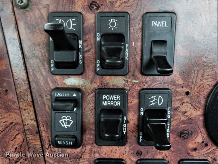 image for item FP9325 1999 International 9200  semi truck