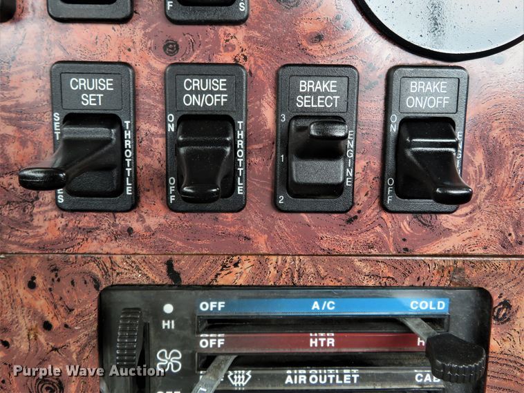 image for item FP9325 1999 International 9200  semi truck