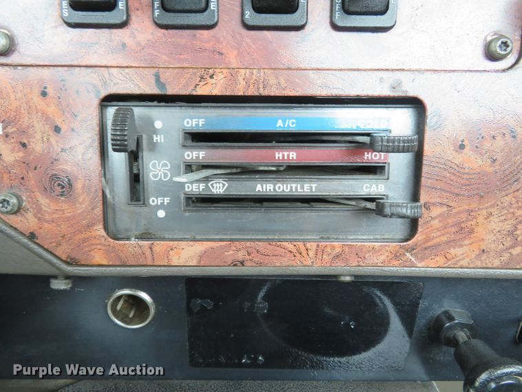 image for item FP9325 1999 International 9200  semi truck