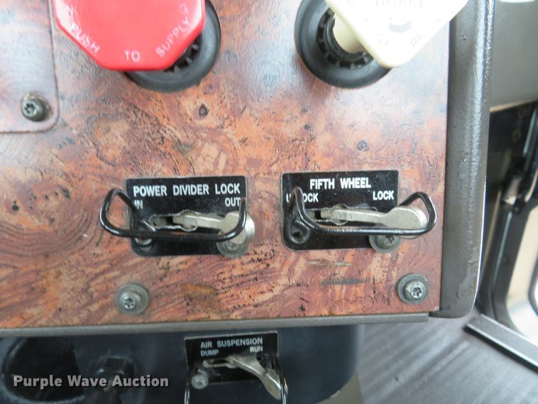 image for item FP9325 1999 International 9200  semi truck