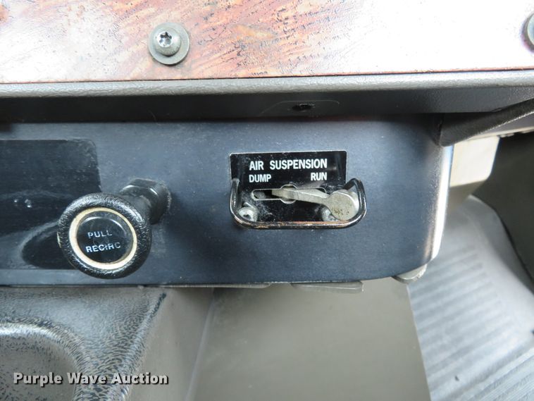 image for item FP9325 1999 International 9200  semi truck