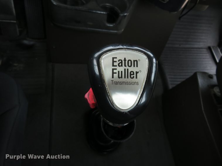 image for item FP9325 1999 International 9200  semi truck