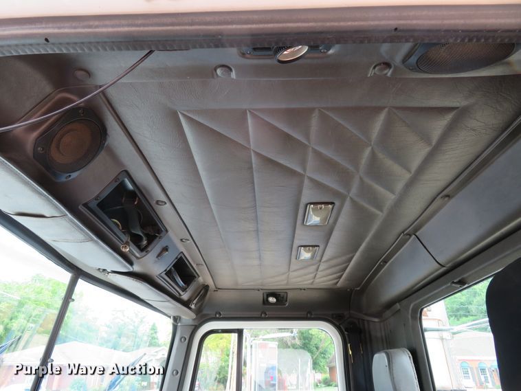 image for item FP9325 1999 International 9200  semi truck