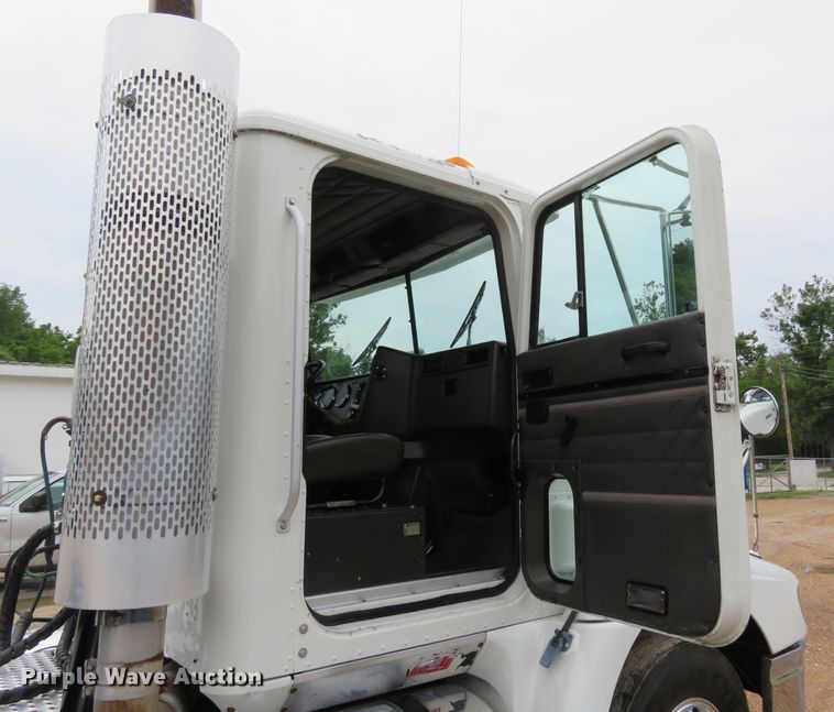 image for item FP9325 1999 International 9200  semi truck