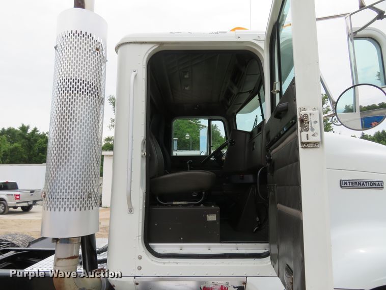 image for item FP9325 1999 International 9200  semi truck