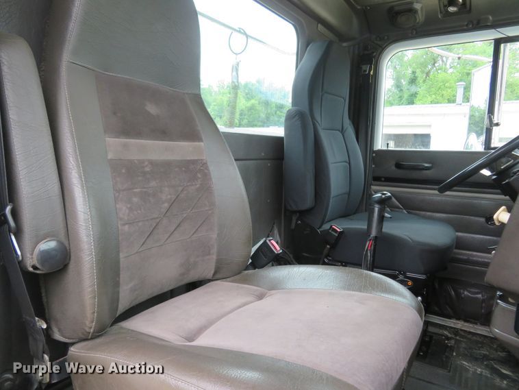 image for item FP9325 1999 International 9200  semi truck