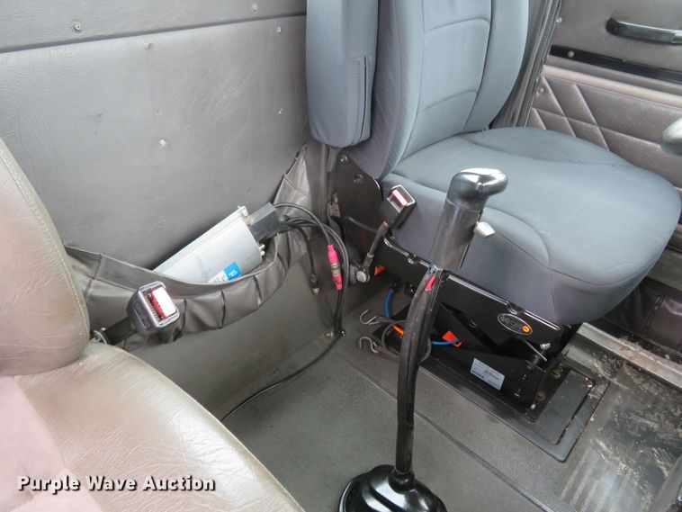 image for item FP9325 1999 International 9200  semi truck