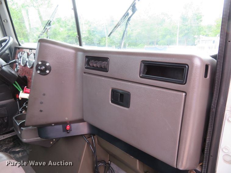 image for item FP9325 1999 International 9200  semi truck