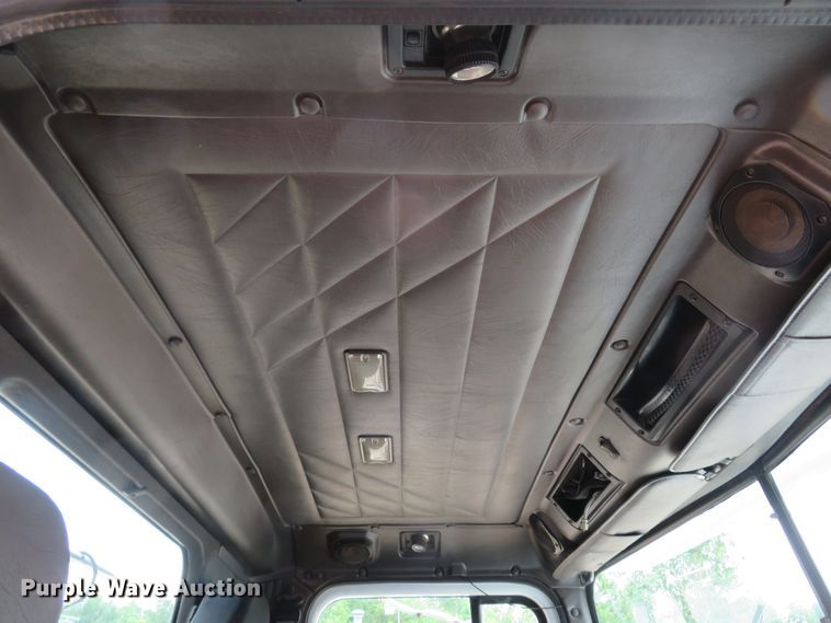 image for item FP9325 1999 International 9200  semi truck