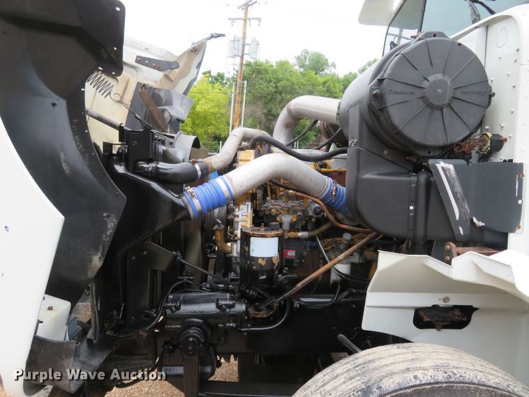 image for item FP9325 1999 International 9200  semi truck