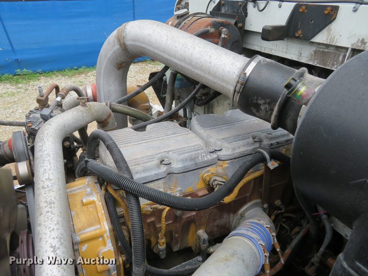 image for item FP9325 1999 International 9200  semi truck