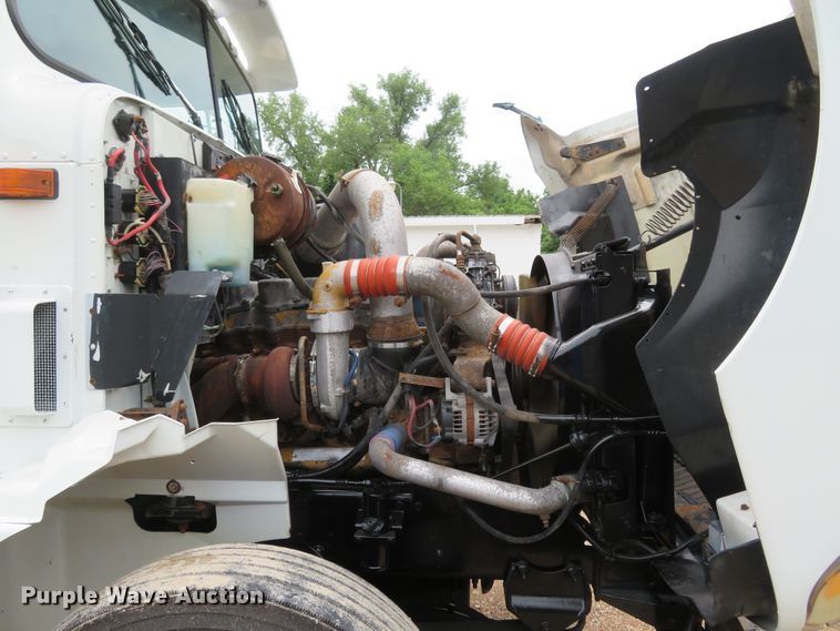 image for item FP9325 1999 International 9200  semi truck