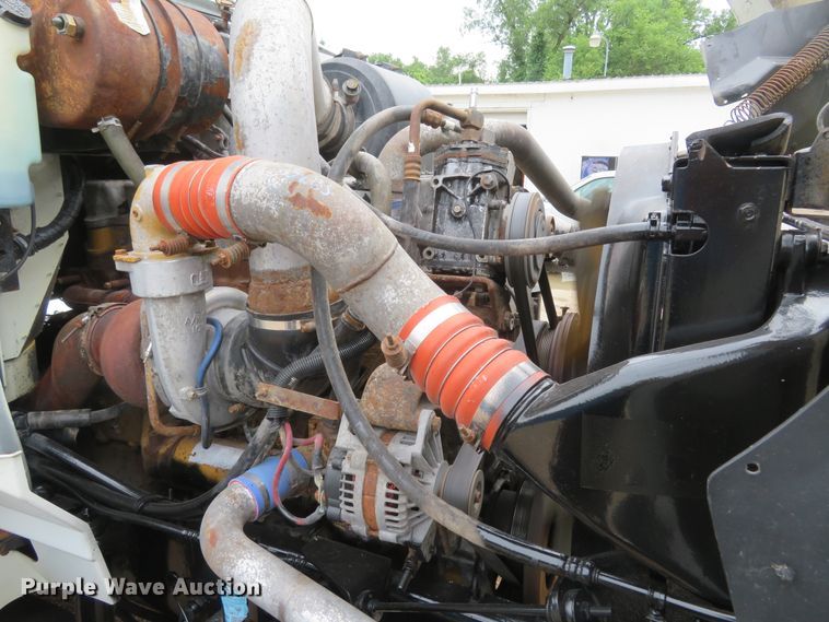 image for item FP9325 1999 International 9200  semi truck