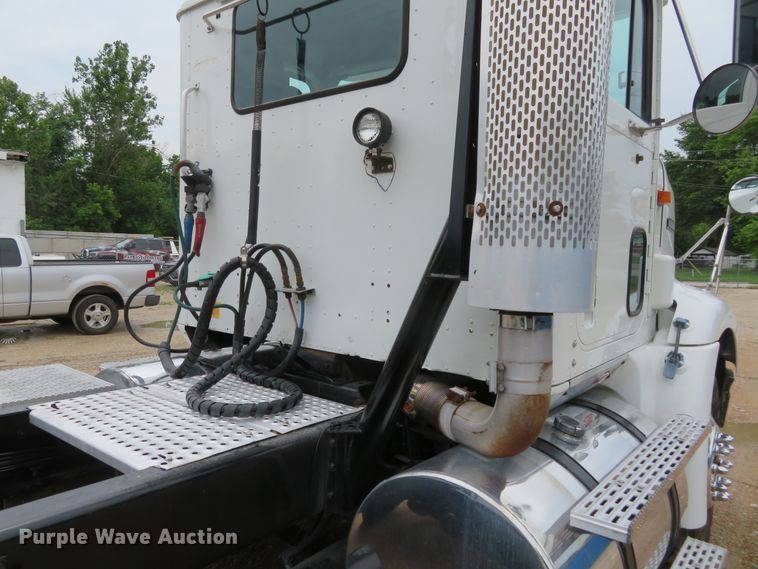 image for item FP9325 1999 International 9200  semi truck