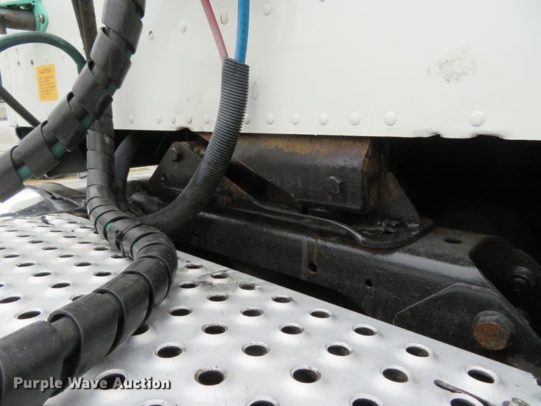 image for item FP9325 1999 International 9200  semi truck