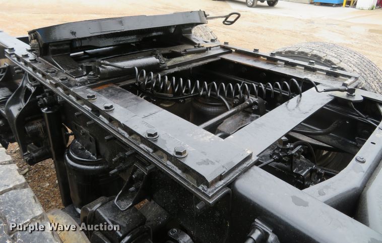 image for item FP9325 1999 International 9200  semi truck