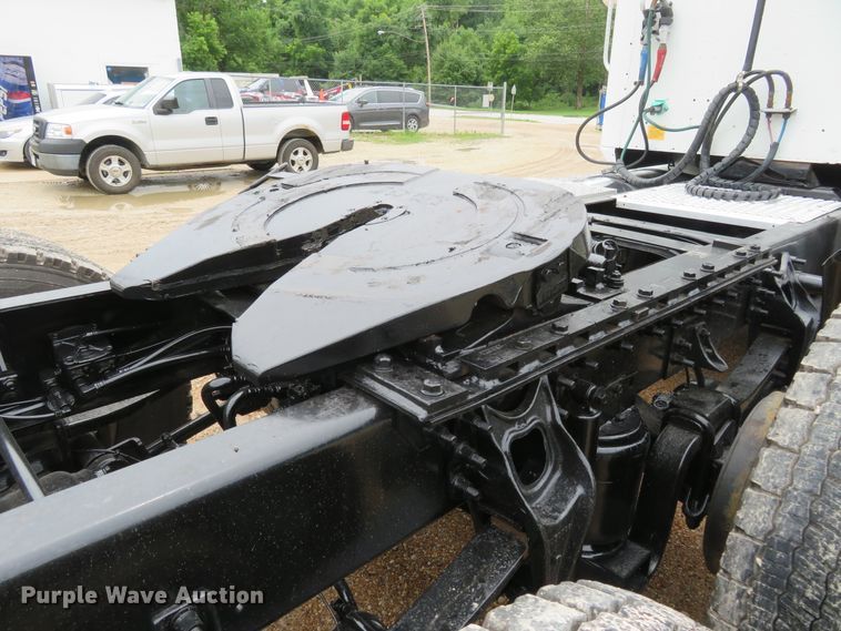 image for item FP9325 1999 International 9200  semi truck