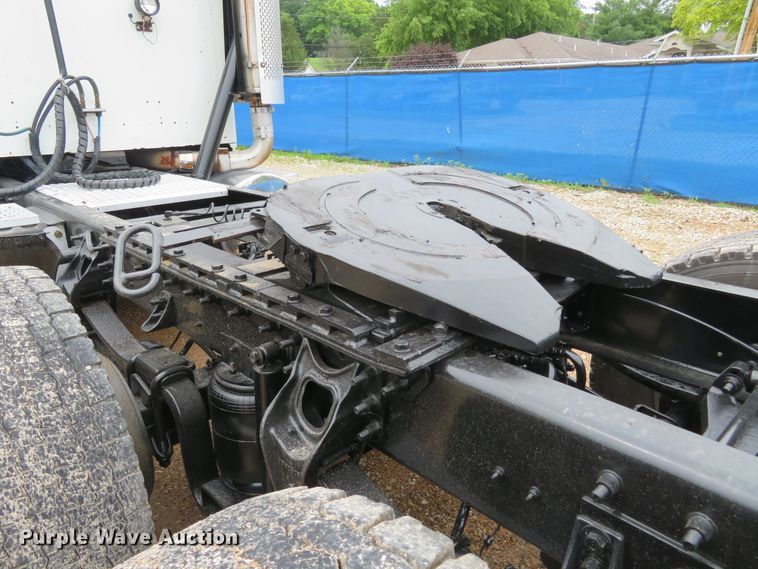 image for item FP9325 1999 International 9200  semi truck