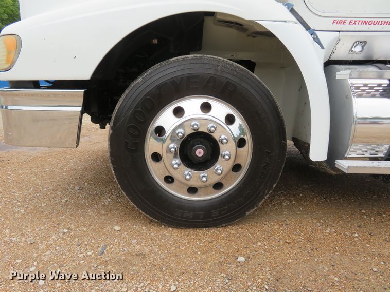 image for item FP9325 1999 International 9200  semi truck