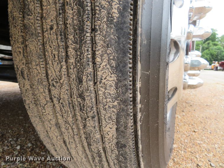 image for item FP9325 1999 International 9200  semi truck