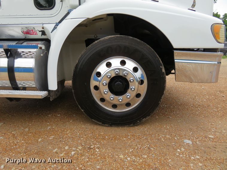 image for item FP9325 1999 International 9200  semi truck