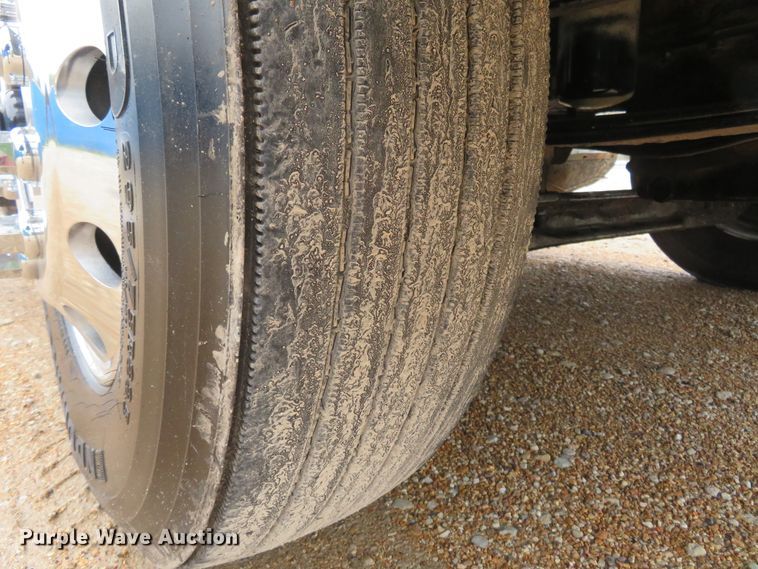 image for item FP9325 1999 International 9200  semi truck