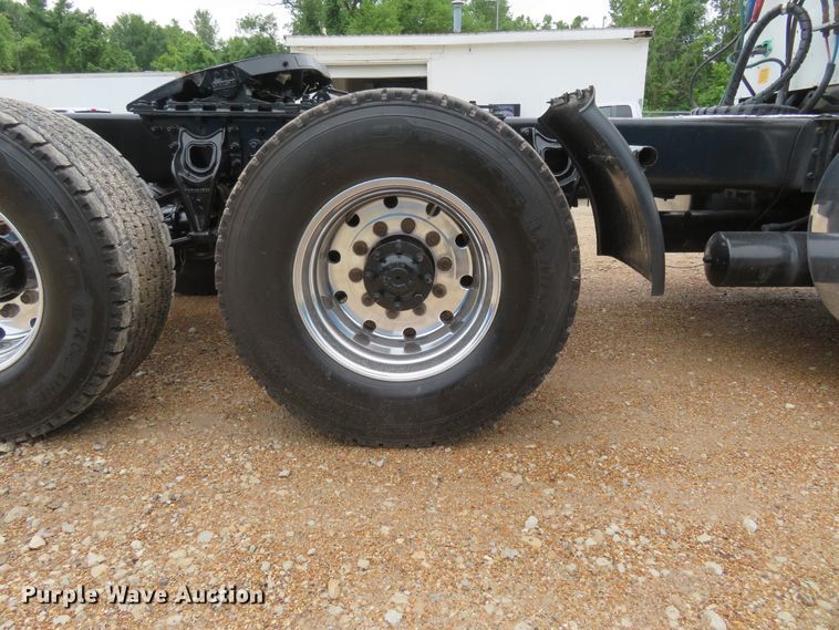 image for item FP9325 1999 International 9200  semi truck