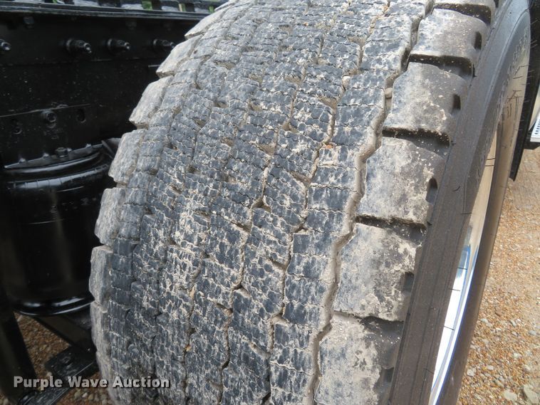 image for item FP9325 1999 International 9200  semi truck