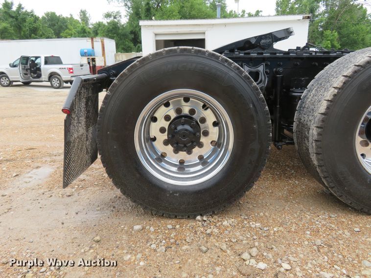 image for item FP9325 1999 International 9200  semi truck