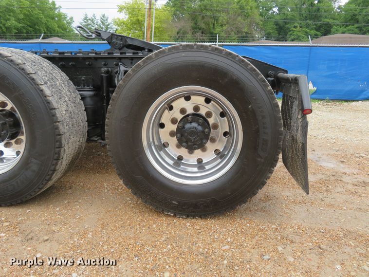 image for item FP9325 1999 International 9200  semi truck